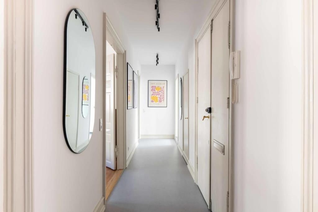 Apartment Spacious On Lively & Vibrant Street *