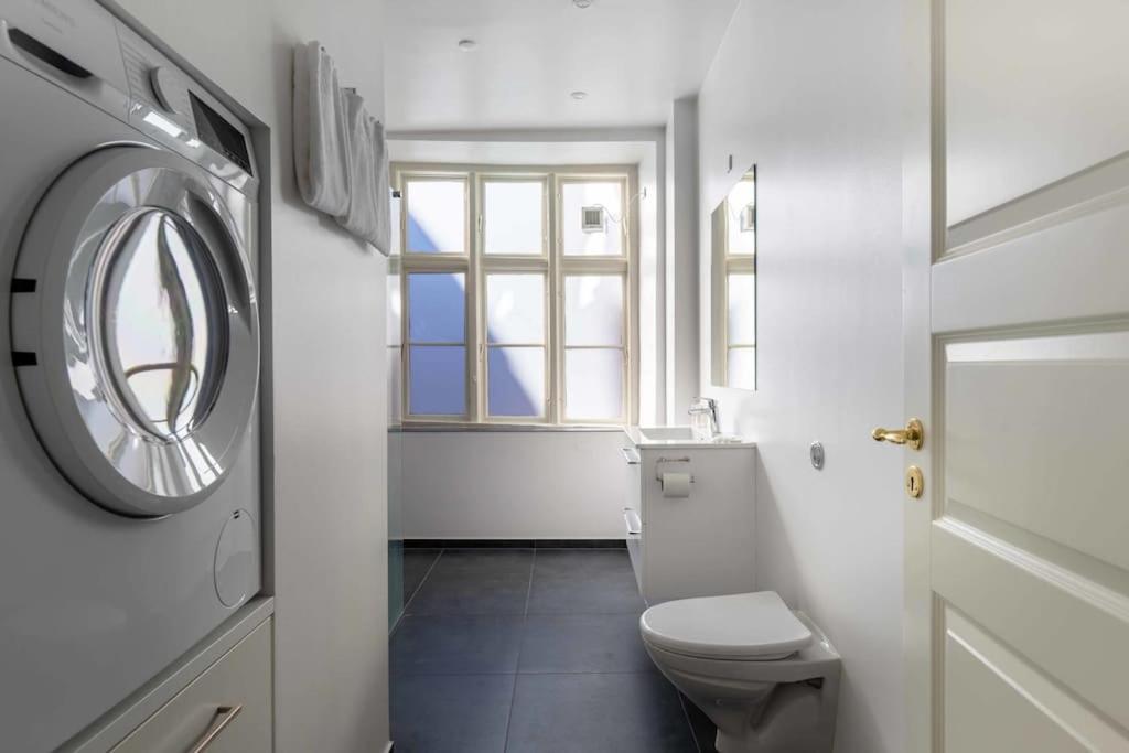Apartment Spacious On Lively & Vibrant Street Copenhagen