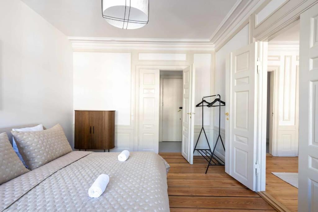 Spacious On Lively & Vibrant Street Apartment