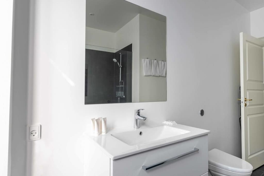 Spacious On Lively & Vibrant Street Apartment *