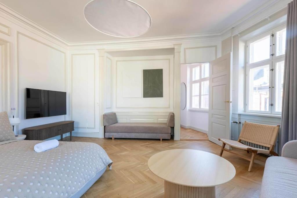 Spacious On Lively & Vibrant Street *