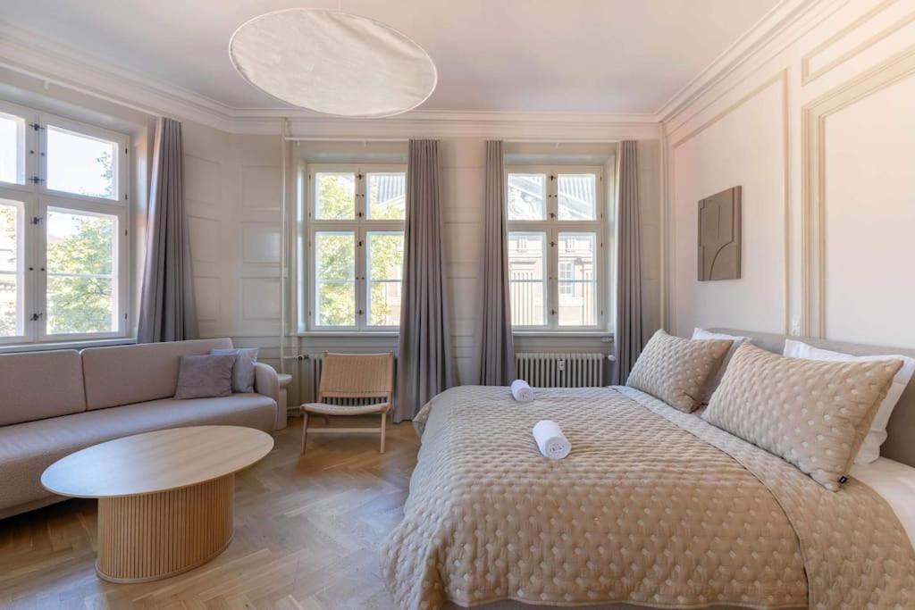 Spacious On Lively & Vibrant Street Apartment *