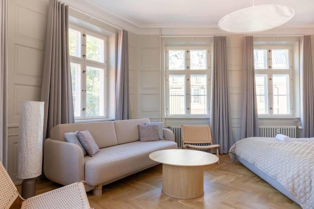 Spacious On Lively & Vibrant Street