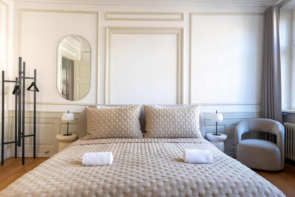 Apartment Spacious On Lively & Vibrant Street *