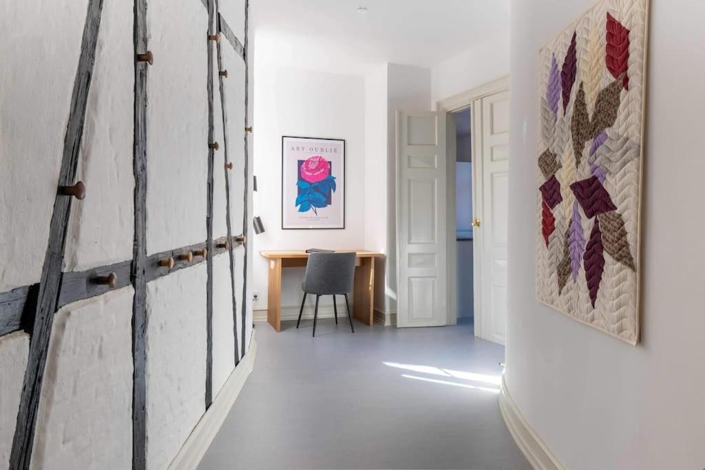 Apartment Spacious On Lively & Vibrant Street *