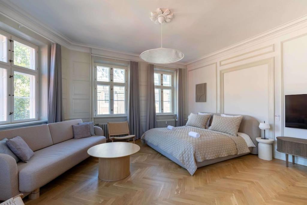 Spacious On Lively & Vibrant Street Apartment