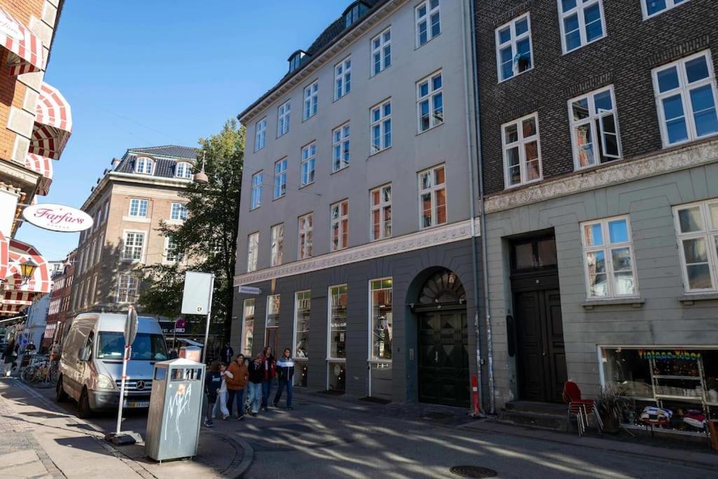 Spacious On Lively & Vibrant Street Apartment *